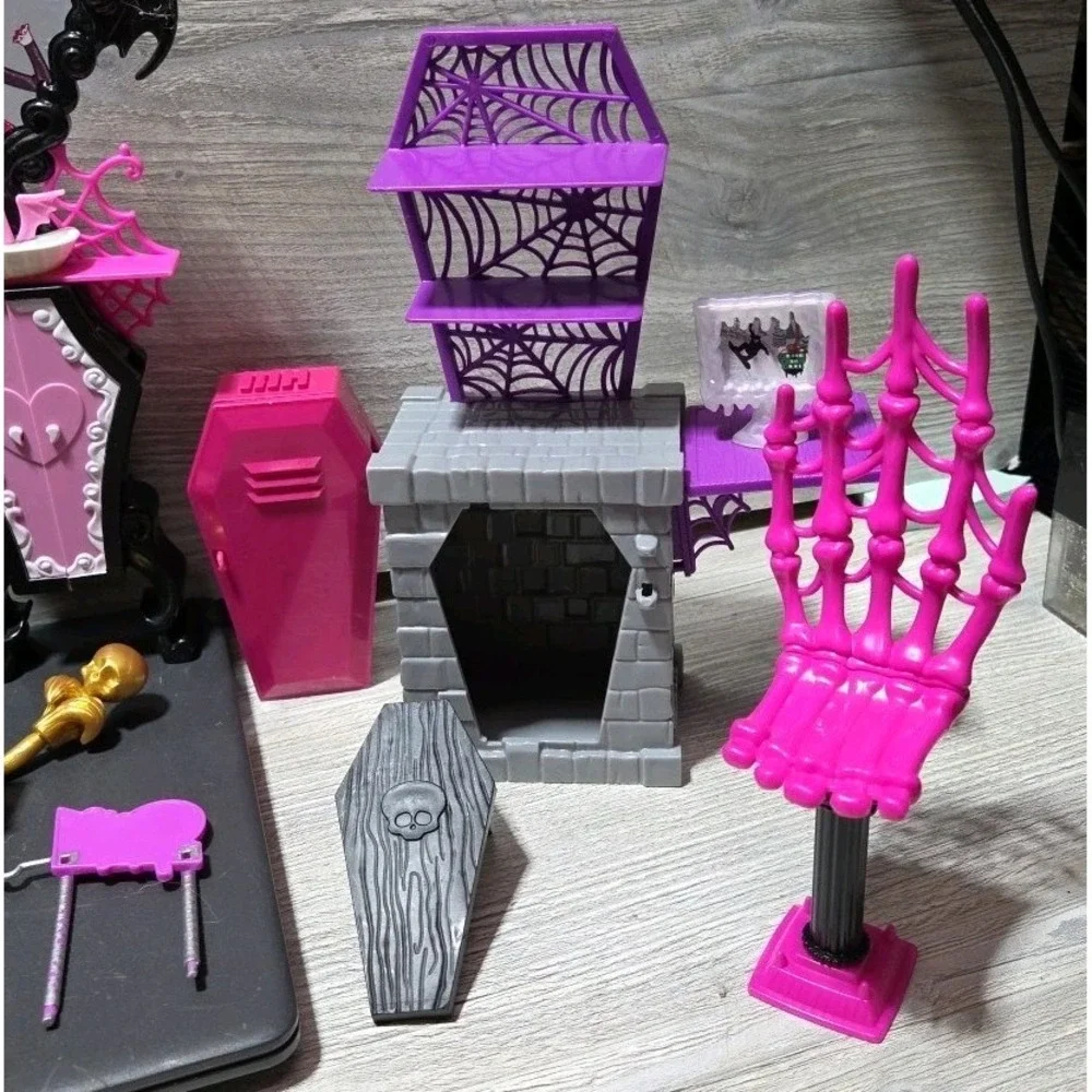 monster high furniture lot with accessories E Shelf